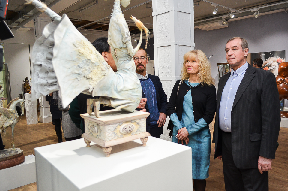 На презентации выставки побывал губернатор Иркутской области Сергей Левченко вместе с супругой Натальей.