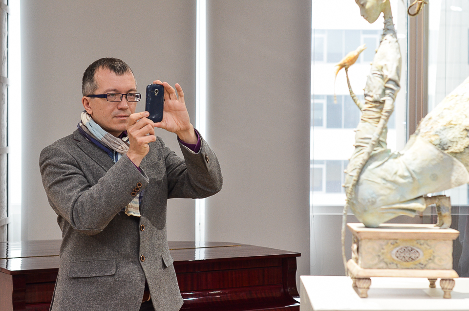 Одним из первых увидел кукол и политолог Алексей Петров.