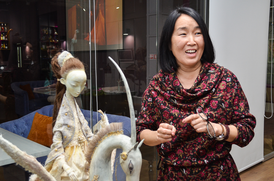 Доржима рассказывает журналистам от любимой работе.