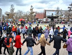 Завершились гуляния народным хороводом