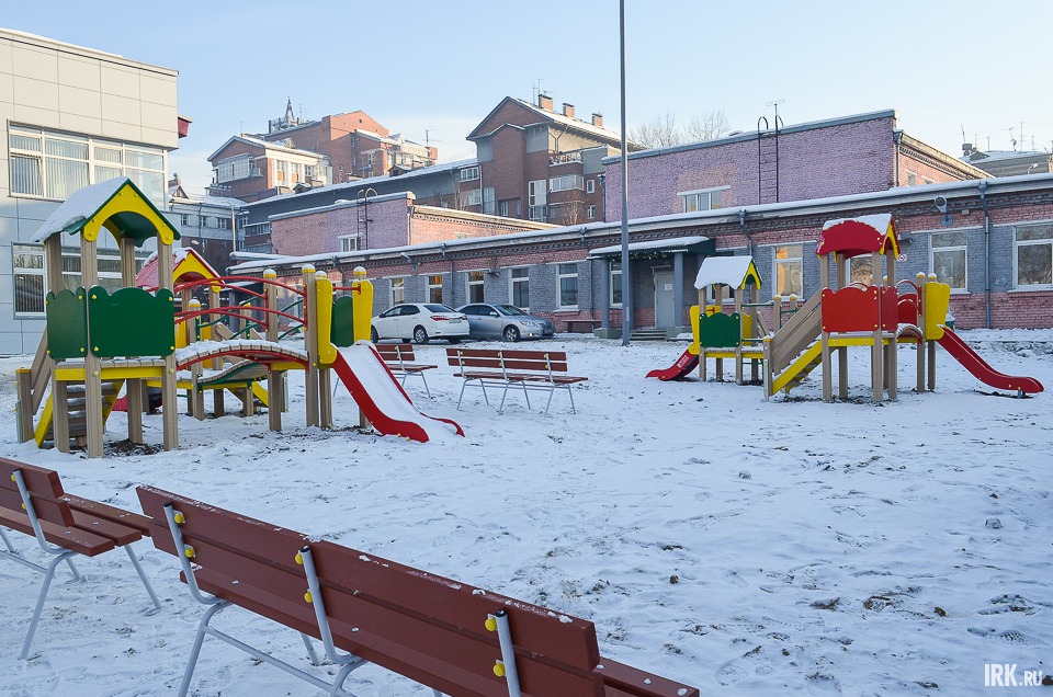 На прогулочных площадках установлены игровые комплексы.