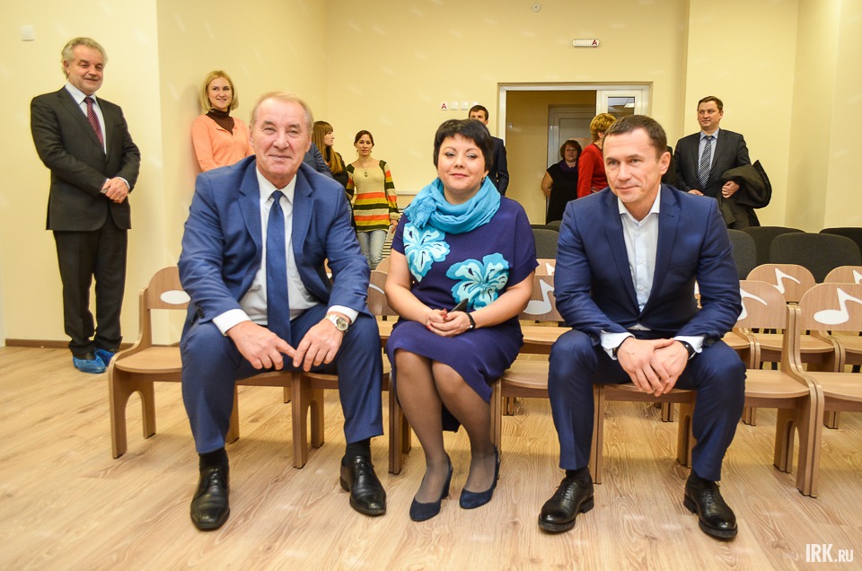 Депутат ЗС Владимир Матиенко, заведующая детсадом Вера Грейзе и Дмитрий Бердников проверили удобство стульчиков.