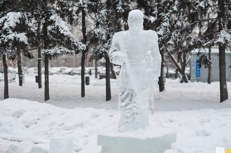 Ледяной памятник Александру Третьему. Фото Ильи Татарникова