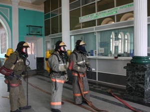 Пожарные в здании вокзала. Фото с сайта www.38.mchs.gov.ru