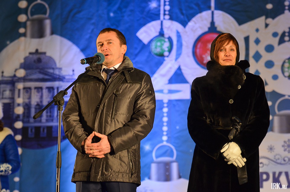 С наступающим Новым годом горожан поздравили мэр Иркутска Дмитрий Бердников и председатель думы Ирина Ежова.