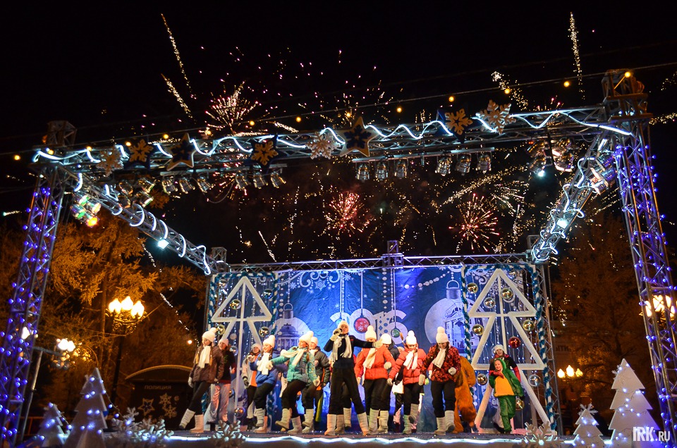 Завершился концерт фейерверком.