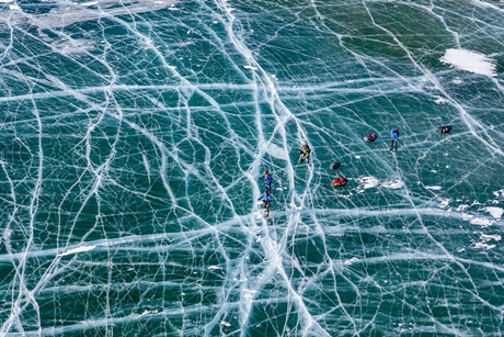 «Катающиеся на коньках, озеро Байкал». Фото Евгения Дубинчука