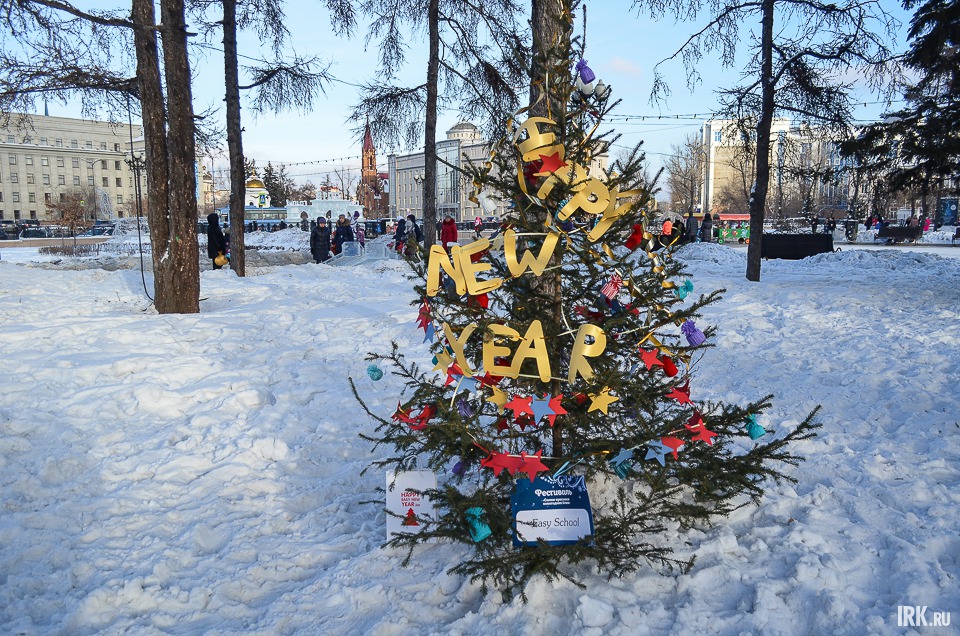 Конкурс-фестиваль «Самая красивая новогодняя елка» прошел в сквере Кирова 27 декабря.