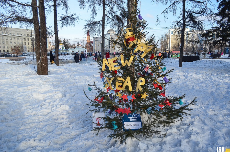 Конкурс-фестиваль «Самая красивая новогодняя елка» прошел в сквере Кирова 27 декабря.