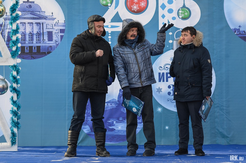 В состав жюри вошли начальник управления культуры администрации Иркутска Виталий Барышников, председатель иркутского регионального отделения общественной организации «Союз дизайнеров России» Андрей Шолохов и молодежный мэр города Денис Черепанов.