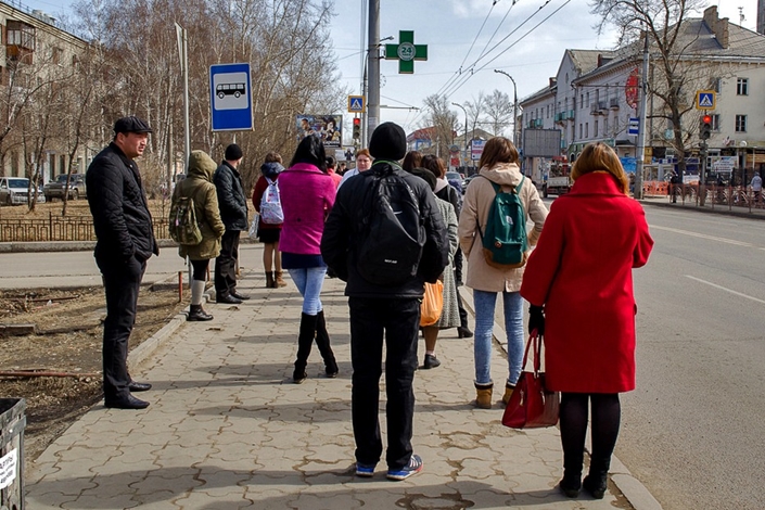 Во время забастовки иркутских маршрутчиков на остановке