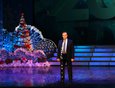 25 декабря в музтеатре состоялся губернаторский прием по случаю Нового года. Сергей Левченко исполнил песню Расула Гамзатова «Журавли». Фото пресс-службы правительства региона