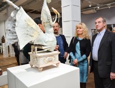 13 декабря Сергей Левченко вместе с супругой Натальей побывал на презентации выставки авторских кукол семьи Намдаковых «Ульгер». Автор фото — Илья Татарников