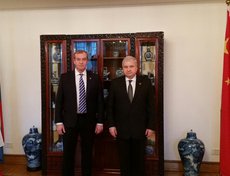 В Пекине 17 декабря Сергей Левченко встретился с  Чрезвычайным и Полномочным Послом РФ в Китае Андреем Денисовым. Фото пресс-службы правительства Иркутской области
