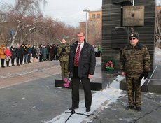 11 декабря Сергей Левченко побывал на митинге, посвященном Дню памяти защитников Отечества, погибших при ведении боевых действий на Северном Кавказе. Фото со страницы Сергея Левченко в «Фейсбуке»