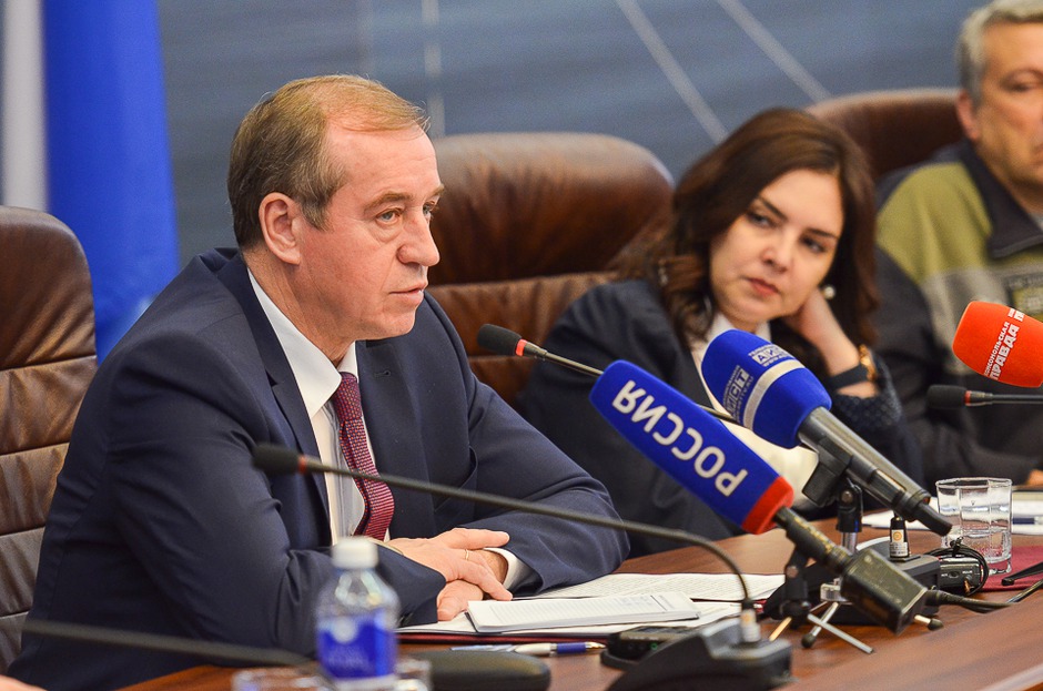 22 декабря губернатор Сергей Левченко провел большую пресс-конференцию с представителями районных и региональных СМИ. Автор фото — Илья Татарников