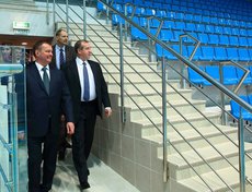 1 декабря губернатор Иркутской области осмотрел водно-спортивный комплекс «Солнечный».  Фото со страницы Сергея Левченко в «Фейсбуке»