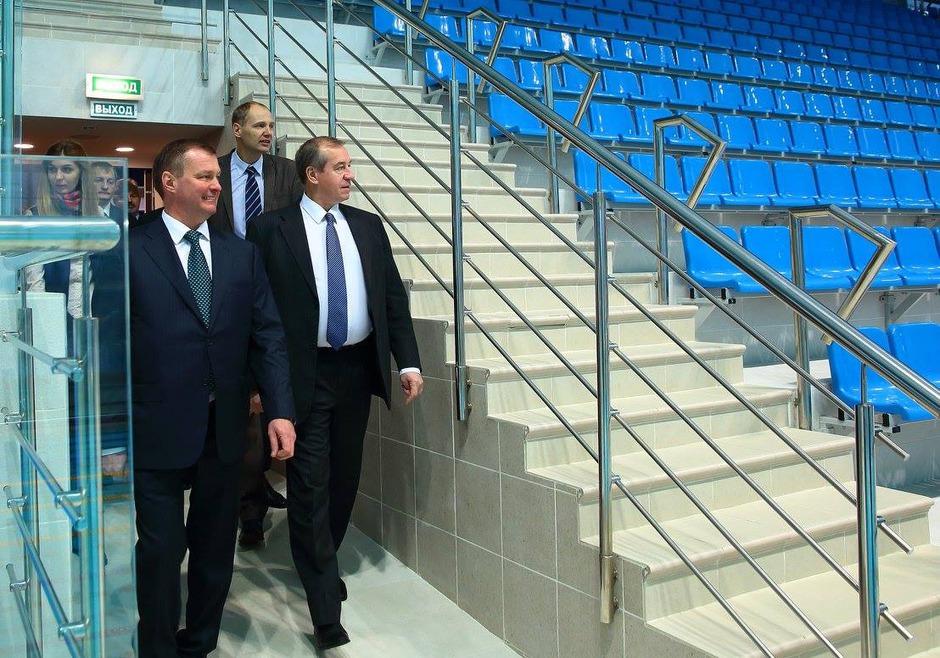 1 декабря губернатор Иркутской области осмотрел водно-спортивный комплекс «Солнечный».  Фото со страницы Сергея Левченко в «Фейсбуке»
