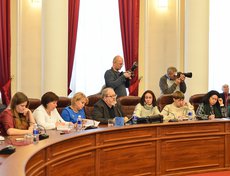На пресс-конференции. Фото Ильи Татарникова