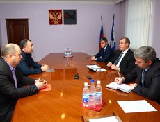 8 декабря губернатор встретился с новым мэром Иркутского района Леонидом Фроловым. Сергей Левченко поручил провести инвентаризацию земель на территориях. Фото пресс-службы правительства региона