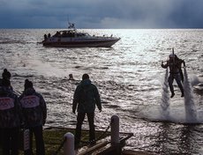 Михаил Чуев при помощи летательного рюкзака доставил Огонь прямо к берегу, где передал Эстафету гимнастке Дарье Дмитриевой