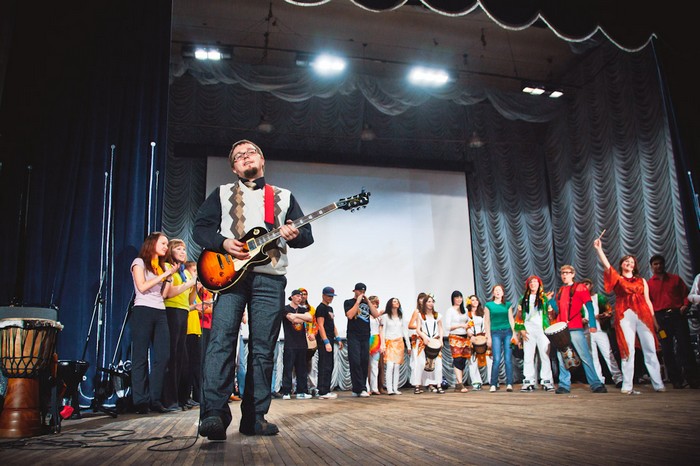 Финальная песня. На сцене все участники концерта