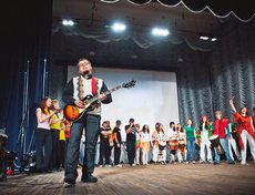 Финальная песня. На сцене все участники концерта