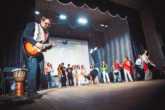 Финальная песня. На сцене все участники концерта