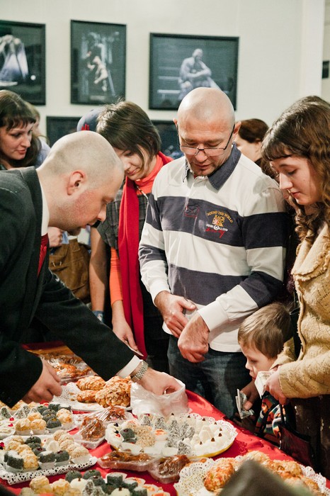 Лавка восточных сладостей в фойе Иркутской филармонии