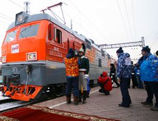 Олимпийский огонь прибывает на вокзал. Фото Владимира Смирнова