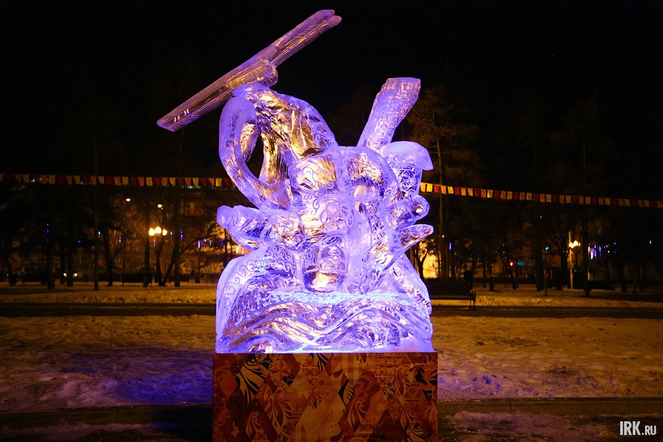 В преддверии Эстафеты в сквере Кирова установили ледяные скульптуры. Фото Владимира Смирнова