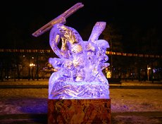 В преддверии Эстафеты в сквере Кирова установили ледяные скульптуры. Фото Владимира Смирнова