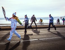 Участники Эстафеты бегут по плотине ГЭС. Фото Артема Моисеева