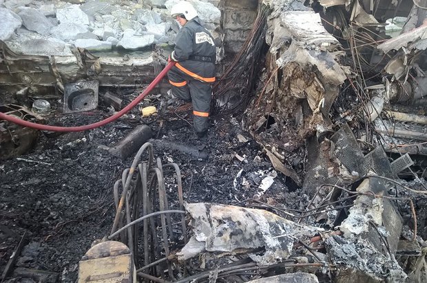 Сгоревший теплоход. Фото ГУ МЧС России по Иркутской области