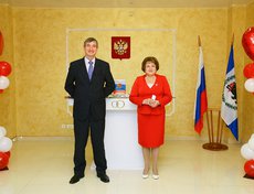 Замещающий должность руководителя службы ЗАГС Иркутской области Сергей Какаулин и начальник центрального отдела по Иркутску в управлении службы ЗАГС Татьяна Беляева