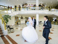 Архитектура иркутского Дворца бракосочетаний продумана так, чтобы свадебные группы не пересекались