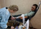 Донор сдает кровь. Фото с сайта www.donor38.ru