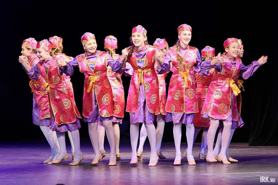 Бурятский танец Ехор. Исполняет детский ансамбль «Радуга»
