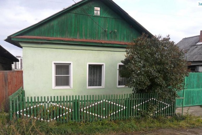 Кирпичный дом на улице Новогородской: 54 кв.м., 4 сотки, 2 350 000 рублей.