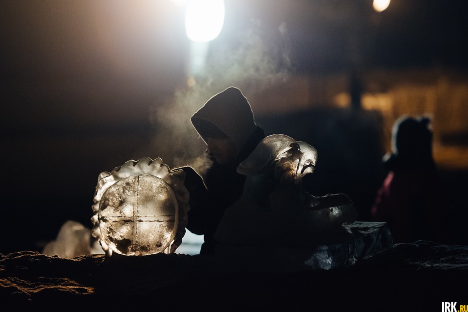 Работы велись и днем, и ночью.