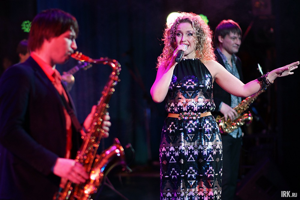 Своим выступлением музыкантов поздравила вокалистка Татьяна Сметанина