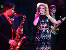 Своим выступлением музыкантов поздравила вокалистка Татьяна Сметанина