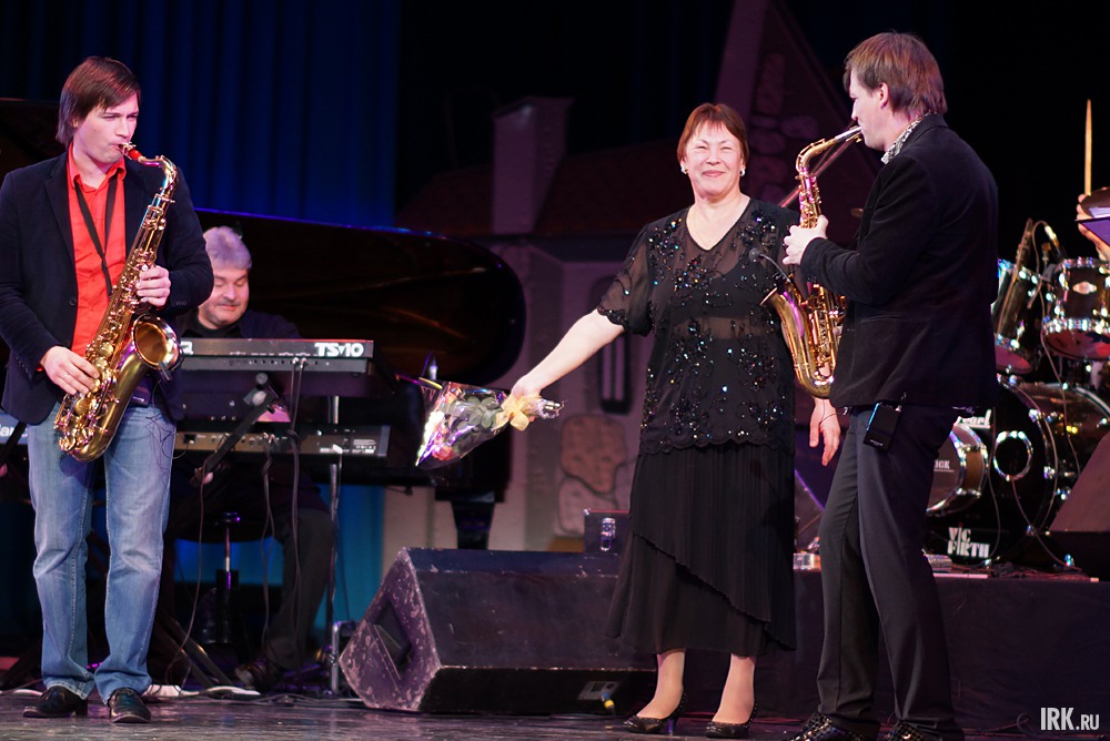 Братья Константиновы на сцене с матерью