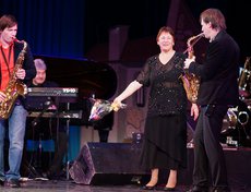 Братья Константиновы на сцене с матерью