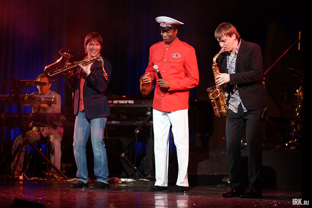 Поздравить музыкантов приехали артисты из Иркутска, Москвы и Нью-Йорка. На сцене братья Константиновы и Франсуа
