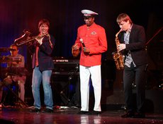 Поздравить музыкантов приехали артисты из Иркутска, Москвы и Нью-Йорка. На сцене братья Константиновы и Франсуа