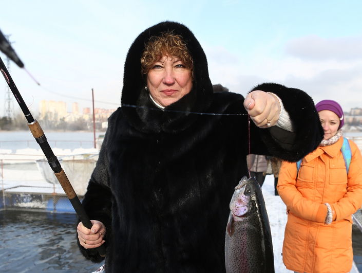 Министр сельского хозяйства Ирина Бондаренко на хозяйстве по разведению форели. Фото предоставлено пресс-службой правительства Иркутской области