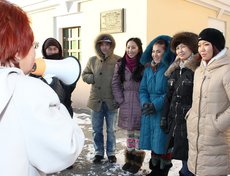 Перед концертом гости совершили пешую прогулку с экскурсоводом по Иркутску