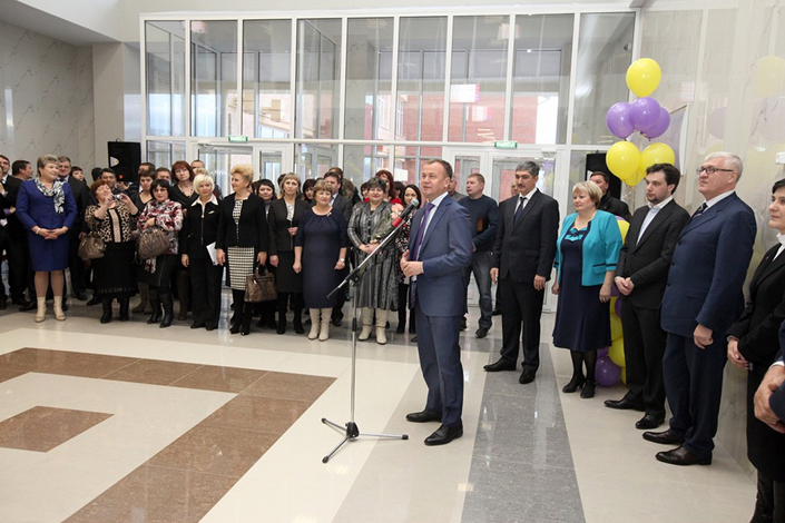 Губернатор на открытии школы в Култуке. Фото пресс-службы правительства Иркутской области