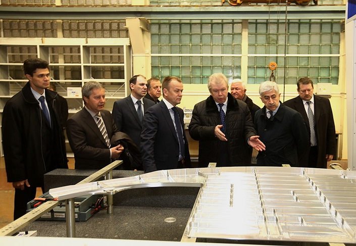 Сергей Ерощенко на иркутском авиазаводе. Фото пресс-службы правительства Иркутской области